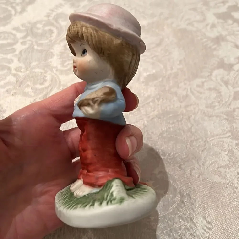 Vintage girl & boy porcelain figurines no chips cracks or discoloration EVC